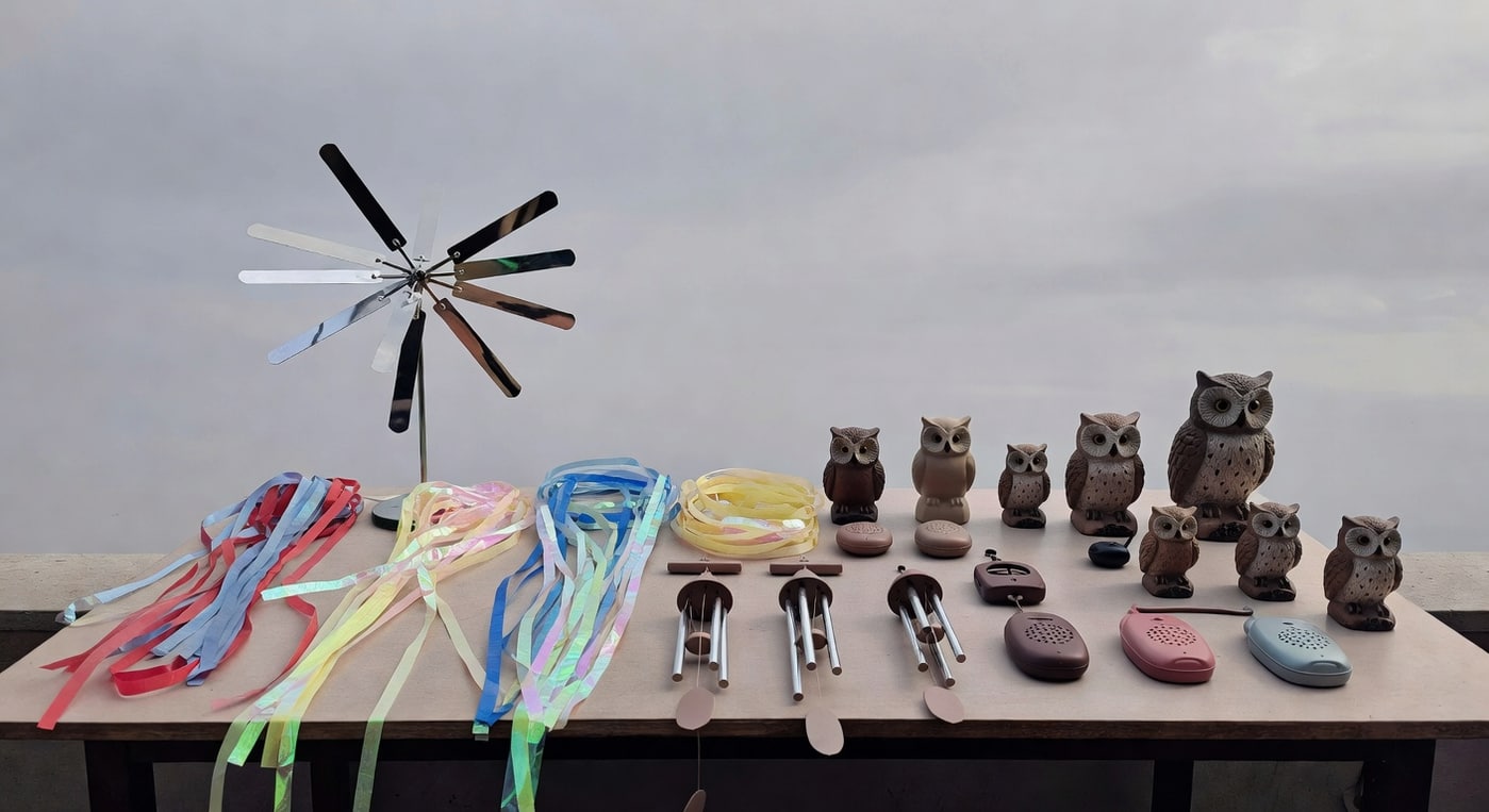 各種驅鳥工具展示,包括旋轉器彩帶聲響器和貓頭鷹模型