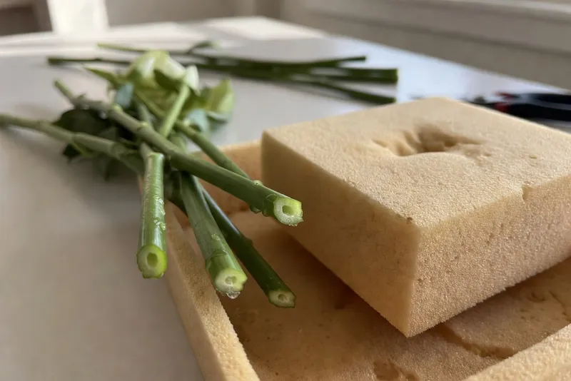 花梗斜剪與花泥吸水前處理的細節照片