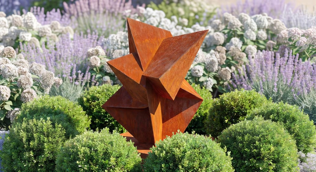 橘紅鏽色抽象幾何雕塑，佇立於黃楊球叢中，背景花境與薰衣草。