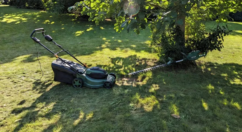 電動割草機與修枝機正確操作姿勢及安全距離的示意圖