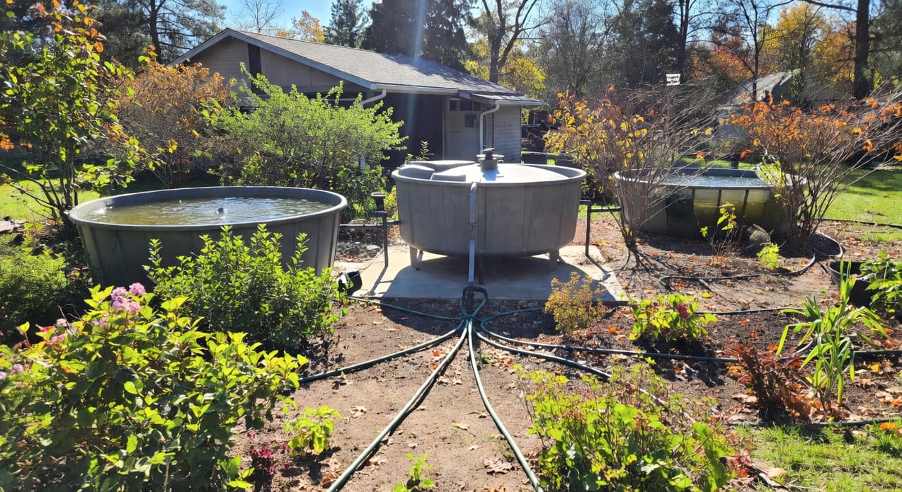 雨水回收系統四季運行示意：春夏滿蓄水、秋冬放水、全年澆灌動態管理。