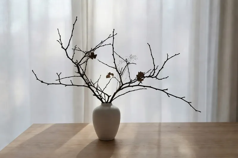 冬季枝條插花與室內裝飾示意，呈現極簡風格審美搭配